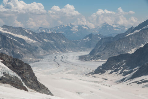 Konkordiaplatz am Grossen Aletsch. Am Konkordiaplatz fließen die drei großen Eisströme Aletschfirn, Jungfraufirn und Ewigschneefeld zusammen und bilden den Ursprung der Gletscherzunge des Grossen Aletsch. (Bild: FAU/Christian Sommer)