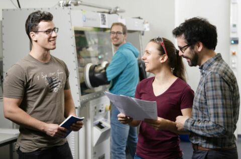 Das Foto zeigt vier Wissenschaftler*innen im Labor.