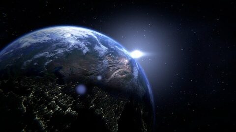 Das Bild zeigt die Erde bei Nacht.