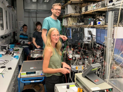 Das Foto zeigt das Labor für Laserphysik. Im Vordergrund sitzt Tamara Pröbster. Im Hintergrund sind zwei weitere Personen zu sehen.