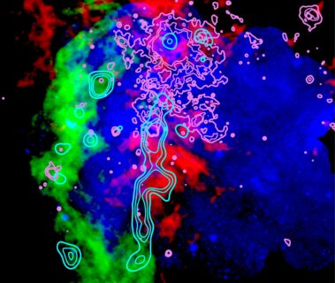Das Bild zeigt das komplexe Wechselspiel aus interstellarem Gas und Wolken. Gezeigt sind in Falschfarben die beiden kollidierenden atomaren Wasserstoffwolken in Rot und Grün, sowie die von XMM-Newton beobachtete Röntgenemission in Blau. (Bild: Jonathan Kniess)