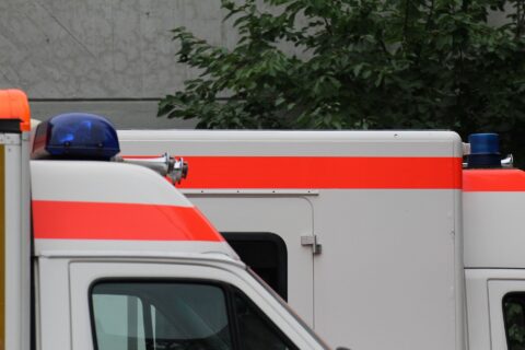 Das Foto zeigt im Anschnitt zwei Krankenwagen mit Blaulicht.