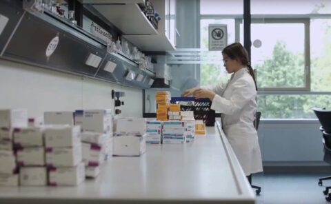 Im Labor werden die alten Arzneimittel sortiert, bevor die Wirkstoffe gelöst werden. (Bild: FAU)