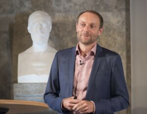 Prof. Dr. Michael Hartmann, Lehrstuhl für Theoretische Physik, bei der Vorstellung des Quantenprozessors von Google im Deutschen Museum. (Bild: Deutsches Museum | Hubert Czech)