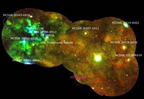 Mosaik der EDR-Beobachtungen der Großen Magellanschen Wolke: Auf der linken Hälfte ist helle Röntgenemission vom Tarantula-Nebel und von mehreren interstellaren Superblasen und Supernova-Überresten (supernova remnants, SNRs) zu sehen. Die helle Quelle auf der rechten Seite ist der Supernova-Überrest N132D, der durch den Kernkollaps eines massereichen Sterns entstanden ist. Außerdem ist überall die diffuse Emission des Plasmas im interstellaren Medium zu sehen. (Bild: © eROSITA collaboration, Sasaki et al.)