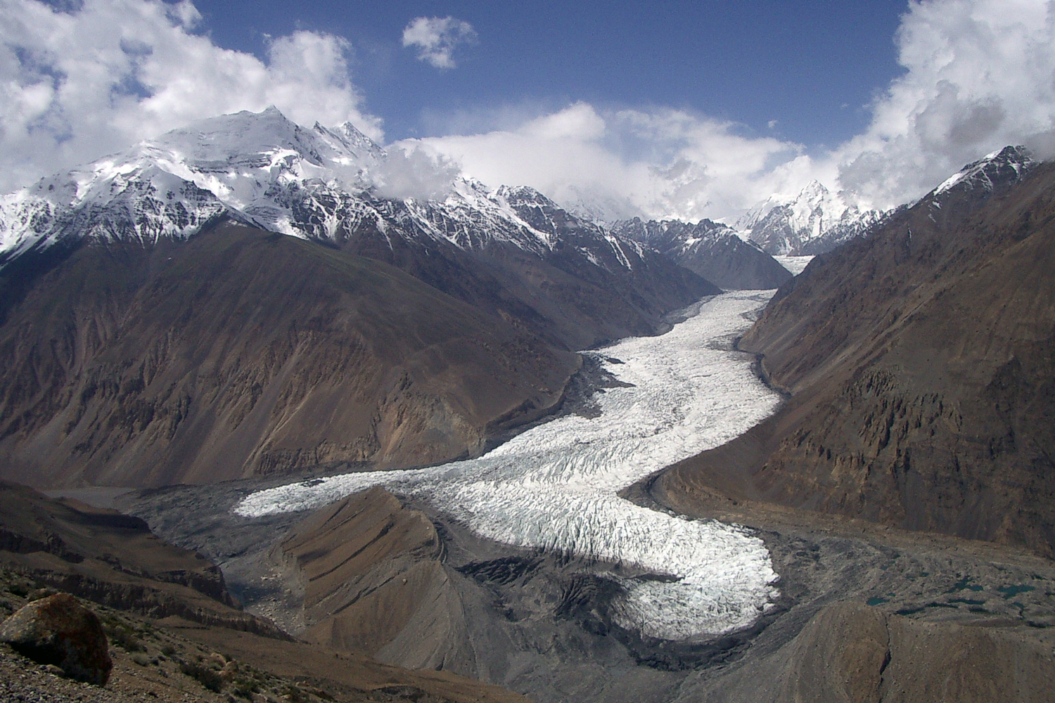 Das Bild zeigt den Yazghilgletscher im Karakorum-Gebirge (Bild: Matthias Braun)