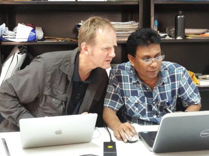 Das Foto zeigt die Professoren Barth (links) und Chandrajith (rechts) an ihren Computern.