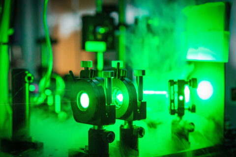Experimenteller Aufbau im Laserlabor. (Bild: Maximilian Schlosser)