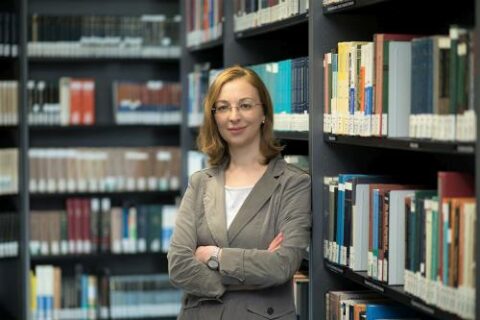 Portrait von Dr. Svetlana Tsogoeva, Professorin für Organische Chemie an der FAU. (Bild: FAU/Erich Malter)