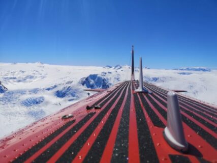 Das Flugzeug verfügt über allerlei technische Ausstattung – und sogar über eine kleine Lucke mit Kuppel auf dem Dach. (Bild: FAU/Matthias Braun)