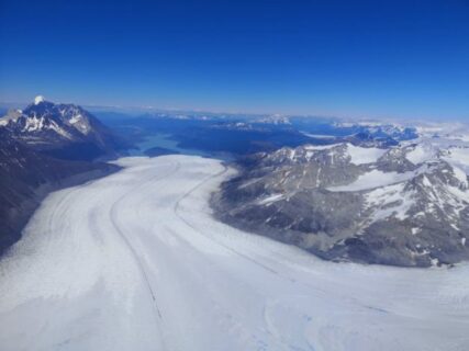 Das Foto zeigt einen Gletscher zwischen zwei Bergen.