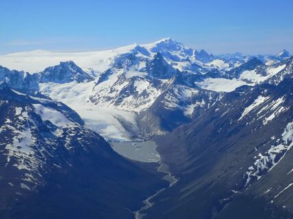 Von oben wirkt die Landschaft zwar unberührt – dennoch können die Forscherinnen und Forscher bereits sehr große Veränderungen an den Gletschern feststellen. (Bild: FAU/Matthias Braun)