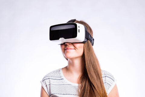 Mit der Förderung aus der Hightech Agenda Bayern soll unter anderem ein Praktikum in der Physik-Didaktik aufgebaut werden. Die Studierenden sollen dabei Quantentechnologie im Schulunterricht mit Virtual Reality-Brillen erlebbar machen. (Bild. Colourbox)