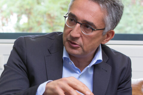 Portrait Prof. Dr. Vahid Sandoghdar, Lehrstuhl für Experimentalphysik der FAU und Max-Planck-Instituts für die Physik des Lichts. (Bild: FAU/Erich Malter)