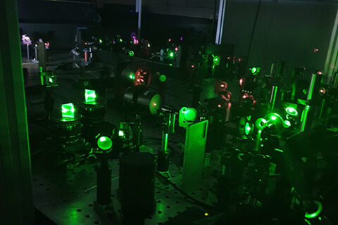 Das Foto zeigt den Aufbau eines Lasersystems in einem Laserlabor.