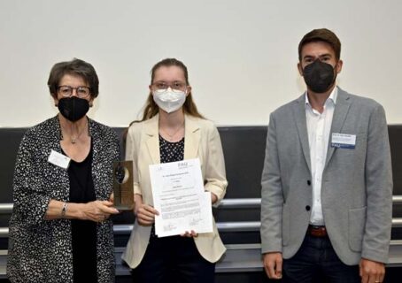 Prof. Ingeborg Henzler, Julia Geyer (1. Platz Chemie) und Prof. Dr. Karl Mandel, Department Chemie und Pharmazie