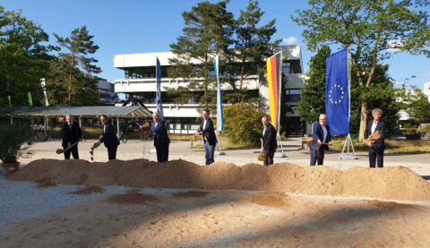 v.l.: Prof. Dr. Andreas Paul Fröba, Dekan der Technischen Fakultät, Oberbürgermeister Dr. Florian Janik, Innenminister Joachim Herrmann, Wissenschaftsminister Markus Blume, FAU-Vizepräsident Prof. Dr. Andreas Hirsch, FAU-Kanzler Christian Zens und Jan Knippel, Staatliches Bauamt Erlangen-Nürnberg. (Bild: FAU/Katrin Piecha)