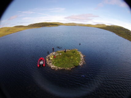 Luftaufnahme des Crannog am Loch Langabha(Bild: Fraser Sturt/zuerst veröffentlicht in Garrow, D., & Sturt, F. (2019). Neolithic crannogs: Rethinking settlement, monumentality and deposition in the Outer Hebrides and beyond. Antiquity, 93(369), 664-684. doi:10.15184/aqy.2019)