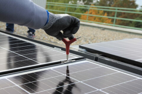 Zum Artikel "Photovoltaik-Anlage auf dem Dach des Biologikums installiert"