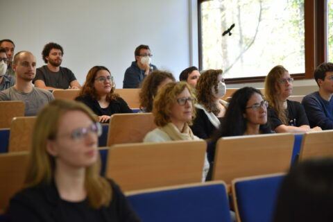 Das Fot zeigt einen Seminarraum, in deme viele Menschen sitzen. (Bild: FAU/Boris Mijat)