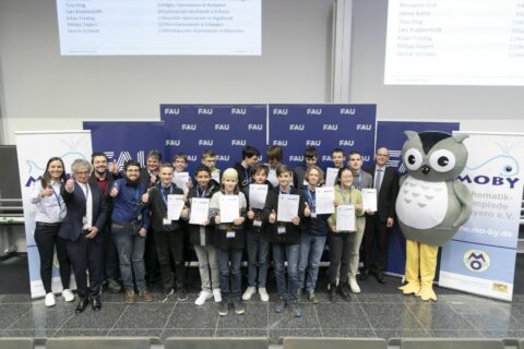 Gruppenbild der Gewinnerinnen und Gewinner der zentralen Landesrunde der Bayerischen Mathematik-Olympiade 2023