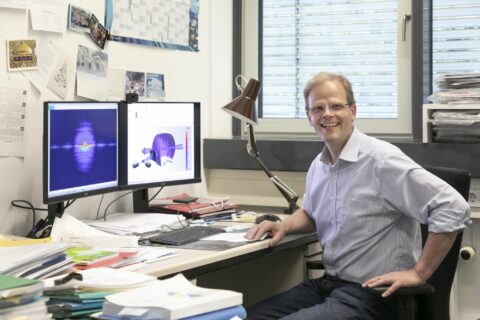 Treibt die Quantenforschung an der FAU voran (von links): Prof. Dr. Joachim von Zanthier von der Professur für Experimentalphysik. (Bild: FAU/Giulia Iannicelli)