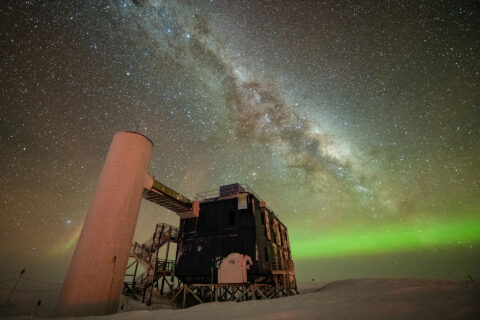 Das IceCube-Labor unter einem sternenklaren Nachthimmel: Die Milchstraße ist über schwachen Polarlichtern im Hintergrund zu sehen. (Bild: Yuya Makino, IceCube/NSF)