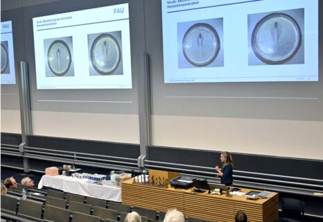 Bettina Horn, 1. Platz Biologie, beim Vortrag über Antibiotikaresistenzen. (Foto: Harald Sippel / FAU)