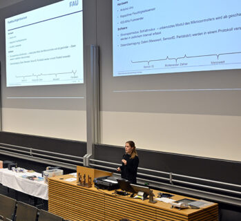 Klara Hollfelder, 1. Platz Informatik, bei ihrem Vortrag. (Foto: Harald Sippel / FAU)