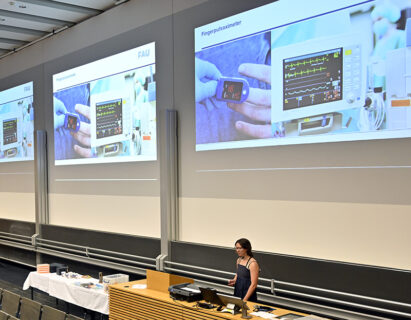 Isabella Helm, 1. Platz Physik, bei ihrem Vortrag. (Foto: Harald Sippel / FAU)