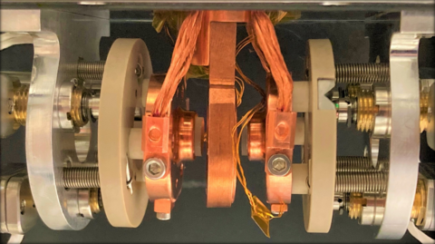 Das Forschungsteam nutzt für seine Experimente einen sogenannten optischen Hohlraum – einen engen Raum zwischen zwei Spiegeln, in dem Atome und Moleküle in eine Wechselwirkung mit Licht gezwungen werden. (Bild: Lehrstuhl für Festkörperphysik/FAU)