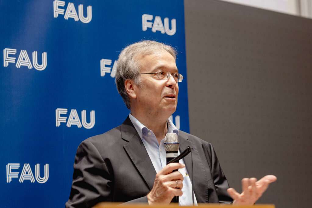 Prof. Dr. Karl-Hermann Neeb (Sprecher des Departments Mathematik der Friedrich-Alexander-Universität Erlangen-Nürnberg) eröffnet die Veranstaltung. (Foto: Kurt Fuchs / FAU)