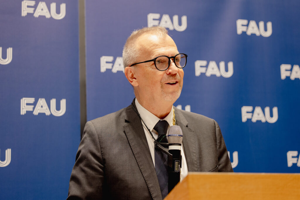 Prof. Dr. Andreas Hirsch (Vizepräsident der Friedrich-Alexander-Universität Erlangen-Nürnberg) begrüßt die Gäste. (Foto: Kurt Fuchs / FAU)