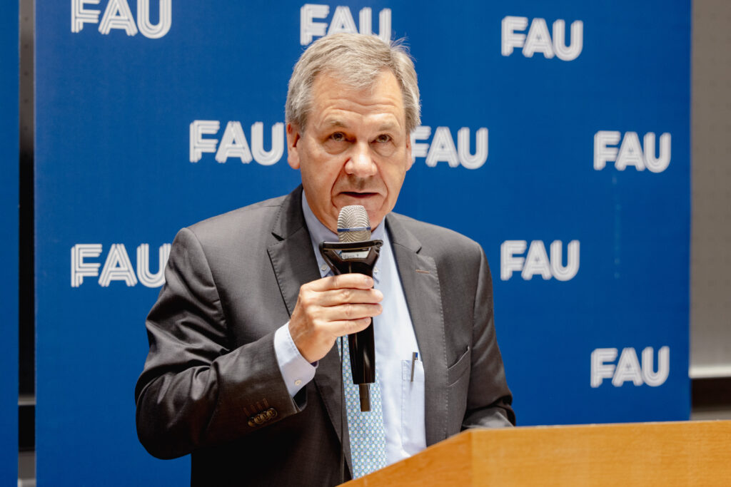 Prof. Dr. Jürg Kramer (Präsident der Deutschen Mathematiker-Vereinigung, Humboldt-Universität zu Berlin) hält ein Grußwort. (Foto: Kurt Fuchs / FAU)
