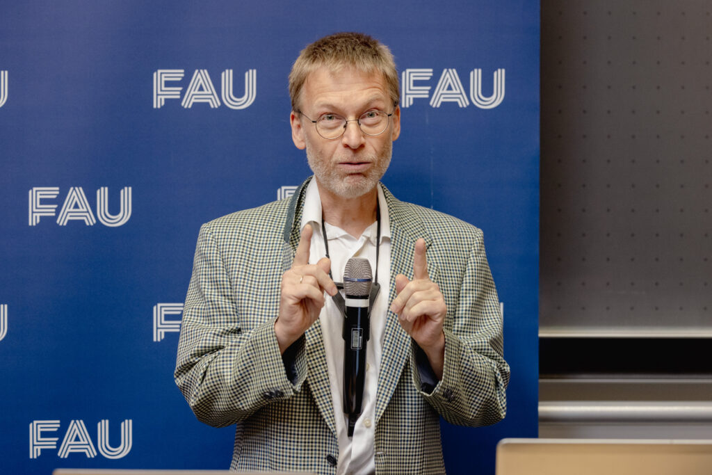 Prof. Dr. Thomas Schick (Universität Göttingen) hält die Laudatio für den Preisträger. (Foto: Kurt Fuchs / FAU)