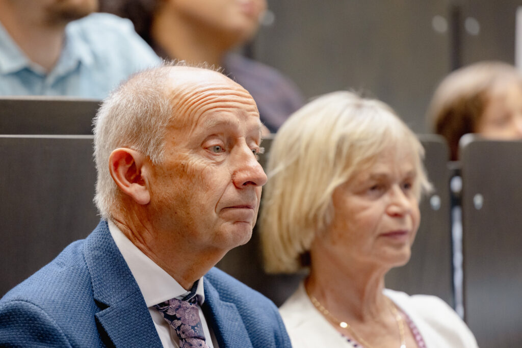 Prof. Dr. Wolfgang Lück (Universität Bonn) und Ehegattin Sibylle Lück verfolgen die Laudatio. (Foto: Kurt Fuchs / FAU)