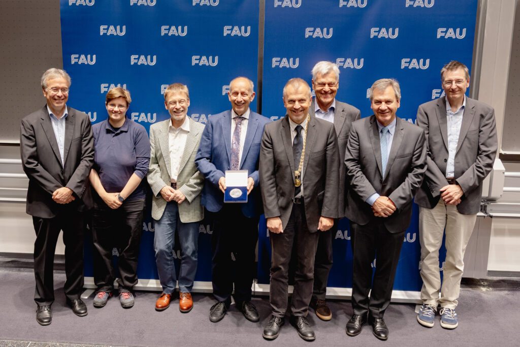 Von links nach rechts: Prof. Dr. Karl-Hermann Neeb (Sprecher des Departments Mathematik der Friedrich-Alexander-Universität Erlangen-Nürnberg), Prof. Dr. Clara Löh (Universität Regensburg), Prof. Dr. Thomas Schick (Universität Göttingen), Prof. Dr. Wolfgang Lück (Universität Bonn), Prof. Dr. Andreas Hirsch (Vizepräsident der Friedrich-Alexander-Universität Erlangen-Nürnberg), Dr. Rolf Stölting (Kollegium der Otto und Edith Haupt-Stiftung), Prof. Dr. Jürg Kramer (Präsident der Deutschen Mathematiker-Vereinigung, Humboldt-Universität zu Berlin), Prof. Dr. Arthur Bartels (Universität Münster). (Foto: Kurt Fuchs / FAU)