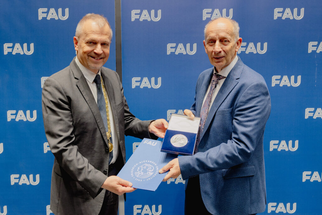 Prof. Dr. Andreas Hirsch awards the certificate and the Staudt Medal to Prof. Dr. Wolfgang Lück. (Image: Kurt Fuchs / FAU)