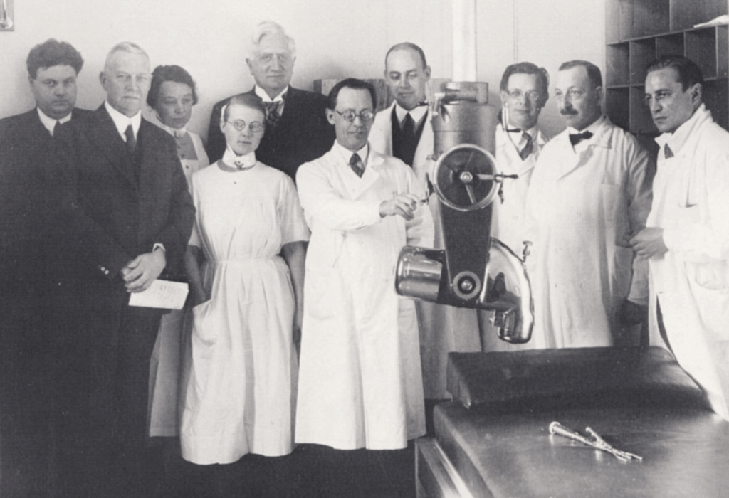 Die schwedische Forschungsgruppe um Rolf M. Sievert (hinten links) und Gösta Forssell (hinten Mitte) führten diplomatischen Verhandlungen um neue wissenschaftliche Strahlen-Standards an. (Bild: unbekannt)