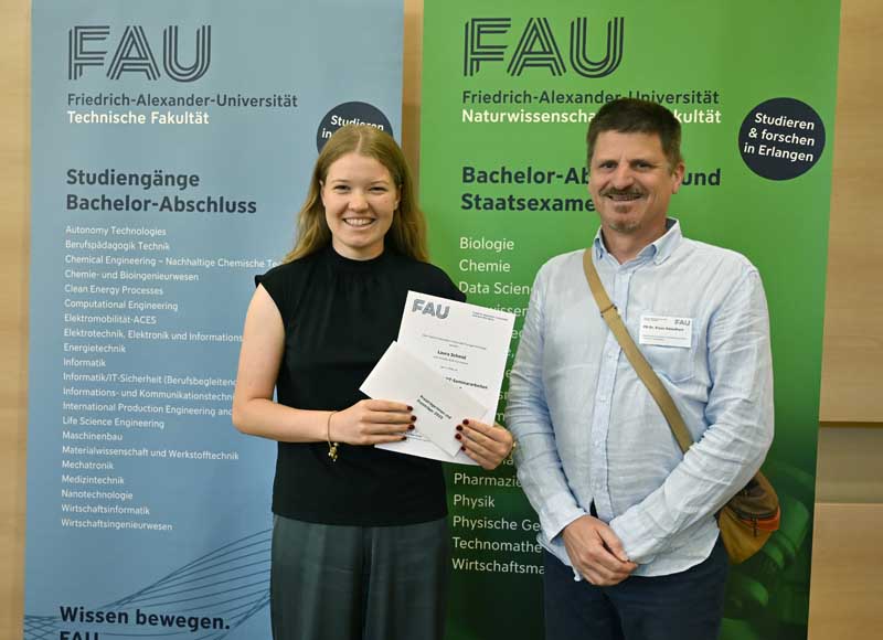 1. Platz Geographie Laura Schmid und Dr. Klaus Geiselhart (Foto: Harald Sippel / FAU)