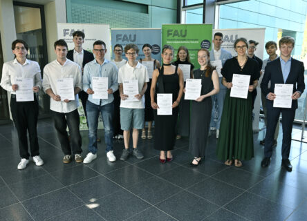 Zum Artikel "FAU verleiht Preise für die besten Seminararbeiten in Bayern"