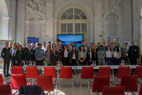Gruppenfoto der Promovierenden und PIs 2025 in der Orangerie in Erlangen (Foto O. Herrmann).