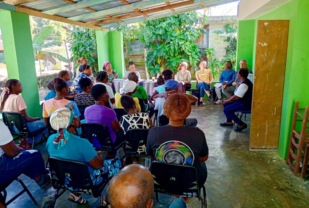 Gesundheits- und Beratungsstation für Migrantinnen aus Haiti am Stadtrand von Santo Domingo, Dominikanische Republik: An dem Forschungsprojekt sind Partner aus der Schweiz, der Dominikanischen Republik, Mosambik und Thailand beteiligt, um gemeinsam mit Geflüchteten, Politiker/-innen, Gesundheitseinrichtungen und NGOs kreative Lösungen für die Gesundheitsversorgung vor dem Hintergrund weltweiter Migrationsbewegungen zu finden. (Bild: Gonzalo Basile)